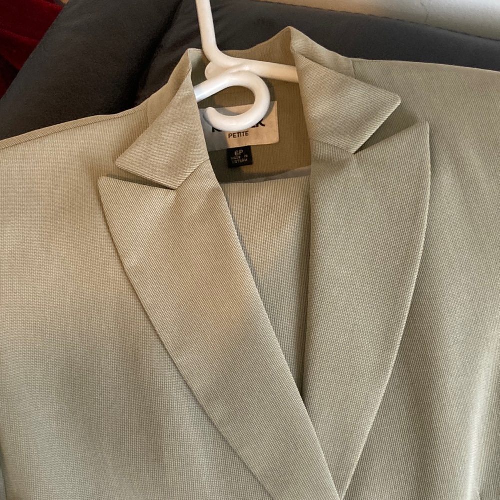 Kasper two piece pantsuit, Size 6P!!